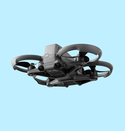 Sivi dron sa rotacionim zastitnim prstenovima na plavoj pozadini